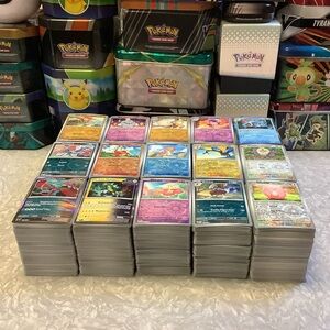 600 Assorted Pokemon Scarlet & Violet Trading Cards w/ 100 Holo/Reverse Holo